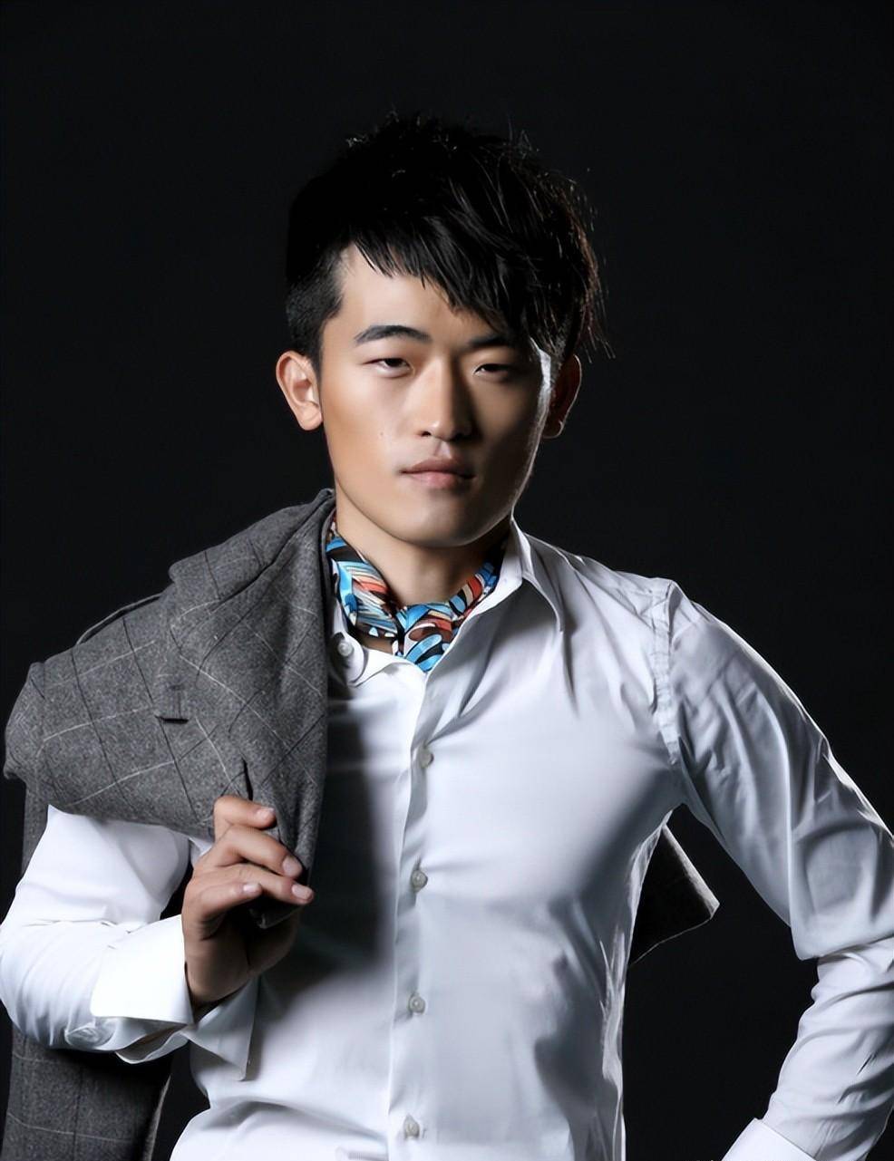 姜寒从群演到知名配角,高调演戏生活低调,如今结婚办酒宴不张扬_红薯