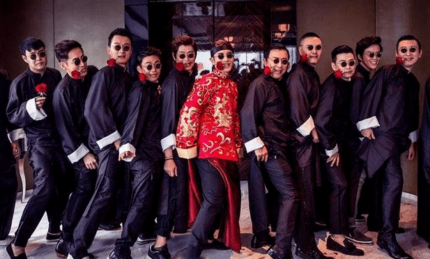 何炅,谢娜担任主持,王中军是证婚人,伴娘团有李冰冰,倪妮,何超盈等人