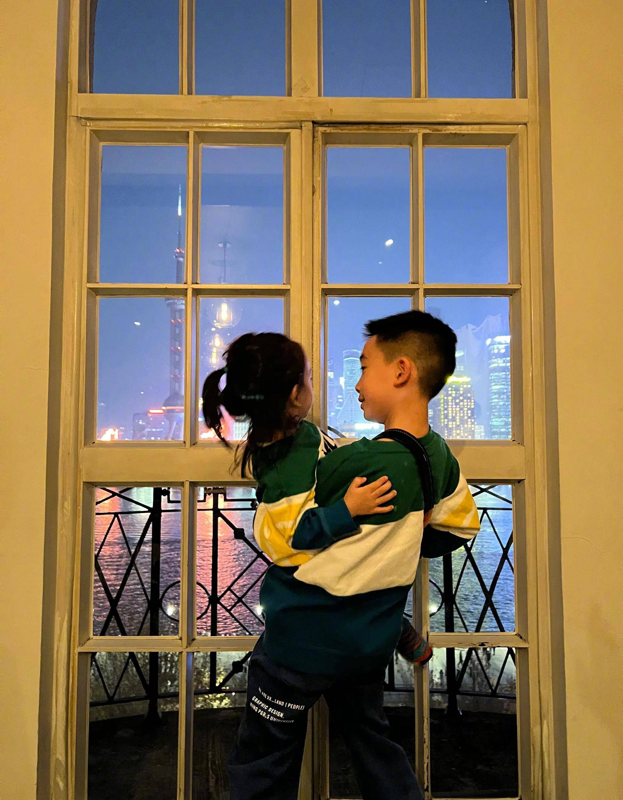 应采儿晒俩儿子温馨日常,jasper公主抱弟弟超宠溺,兄弟俩很有爱_hoho