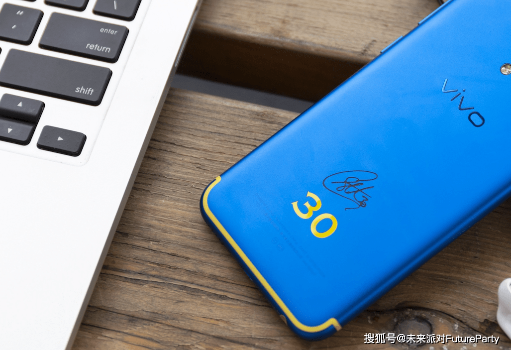 vivo xplay6库里定制版采用了精致的纯黑四曲面屏幕设计,当屏幕休眠时