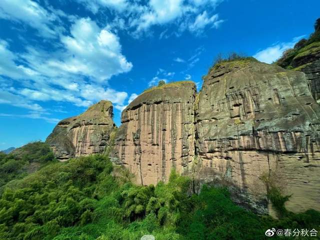 吧~各有各的美天門山,聖井山,仙人城龍虎山的象鼻山高空棧道晴空萬里