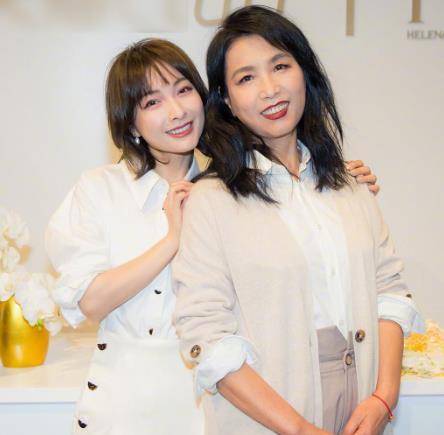 吴昕晒与妈妈合照,白到发光蚂蚁腰吸睛,网友妈妈真漂亮_母亲_女儿