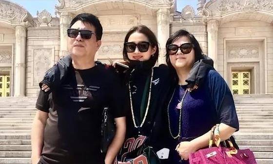 京圈格格关晓彤事业爱情双丰收,亲姐却死因不明,至今不敢承认_姐姐