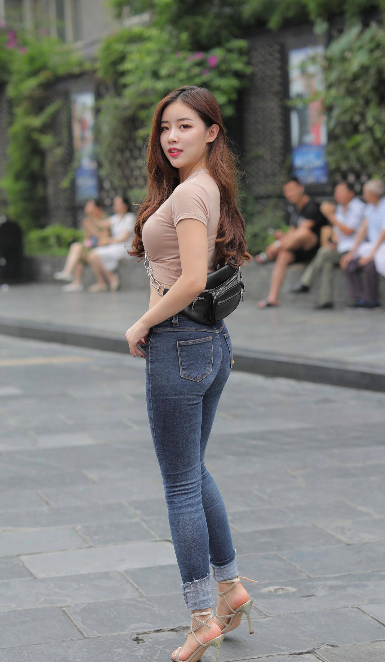 穿紧身牛仔裤,小个子女生必须知道的四个搭配技巧,简单又实用