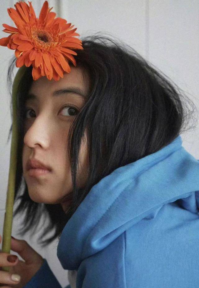 张子枫晒近照,短发造型酷似国外明星山口百惠