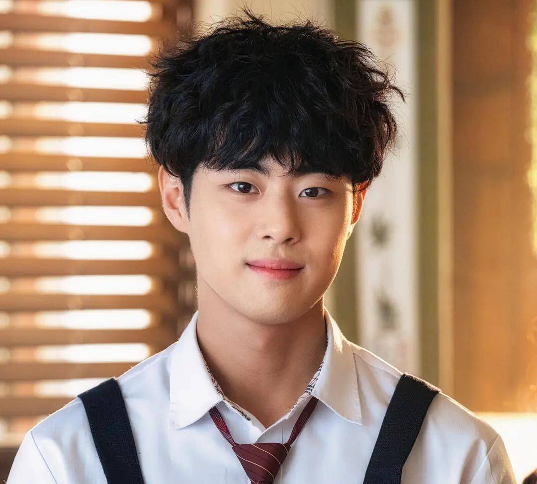 韩网热搜居高不下,韩星赵炳奎被爆校园暴力,多位爆料者发文指责