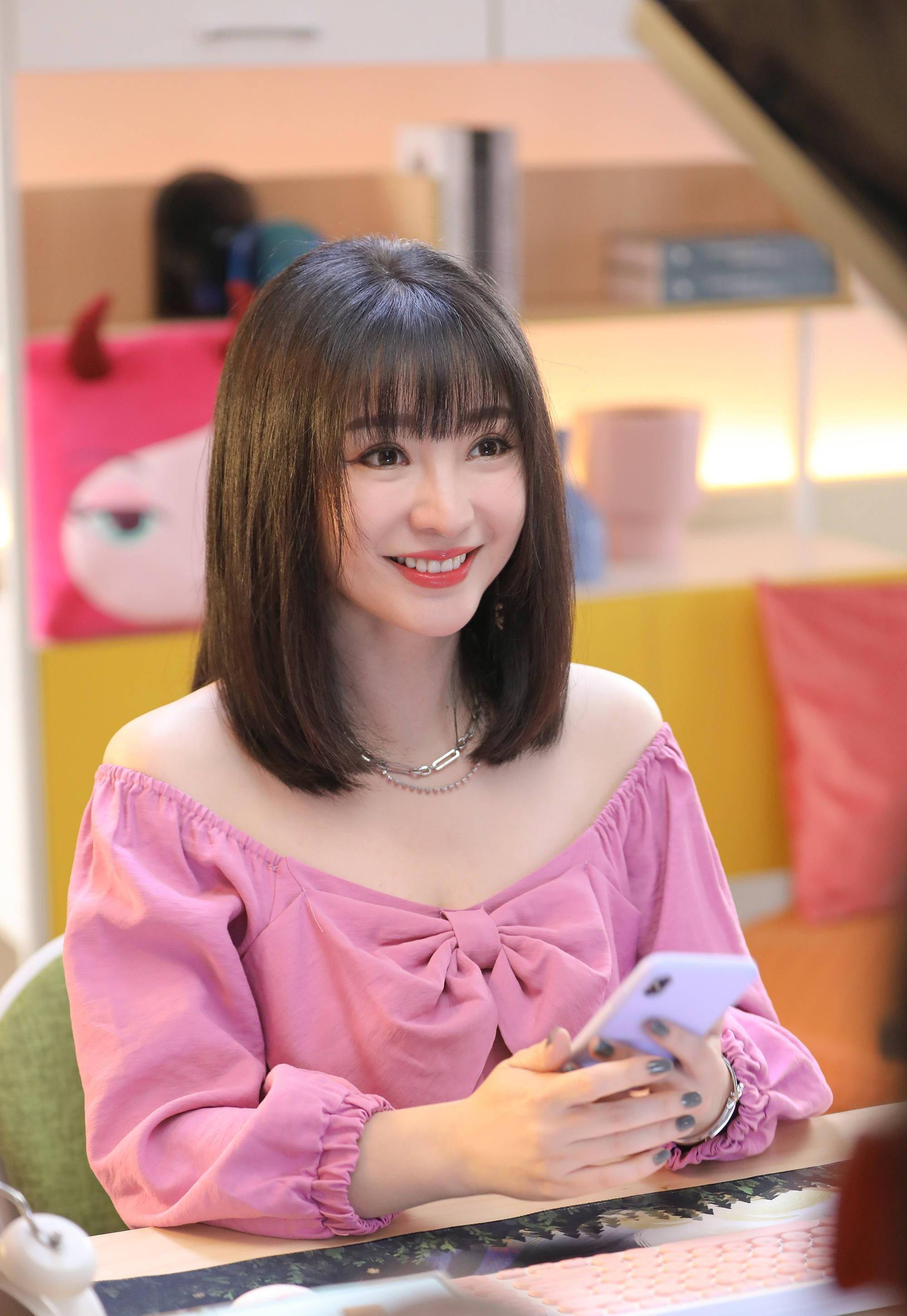 柳岩性感照流出,妩媚动人,网友:性感妩媚,魅力十足_娱乐_明星_本人