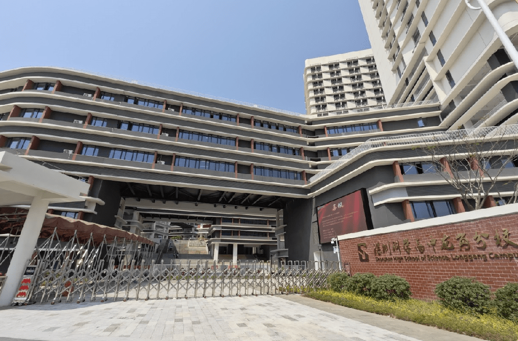 深圳科学高中龙岗分校于2021年9月开校,开设小学,初中,高中十二年制全