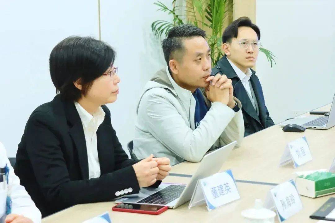 徐州复兴眼科医院院长邱杨明,医务部主任桑璐,院长助理孙海玲,邳州视