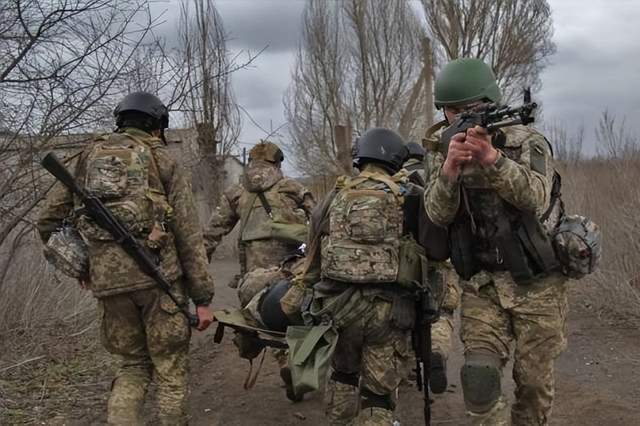 俄烏特種兵一見面就開火,俄軍槍槍爆頭,烏軍死了一地_偵察_士兵_小