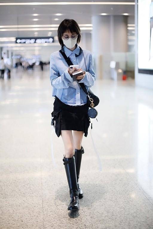 王子文穿着大胆,穿有些透的半身裙都能看见腿,时尚又可爱_黑色_衬衫