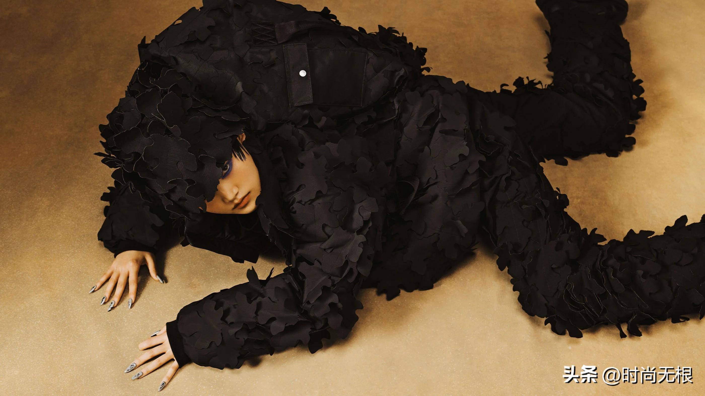 艺术联名丨off-white分别与post archive faction和helinox合作_系列