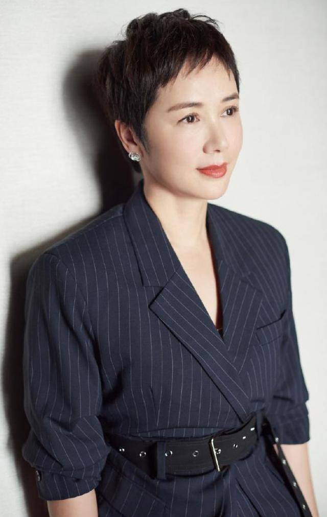 蒋雯丽被曝在学校外租了房子,还圈养了两名大学生_顾长卫_干儿子_作品