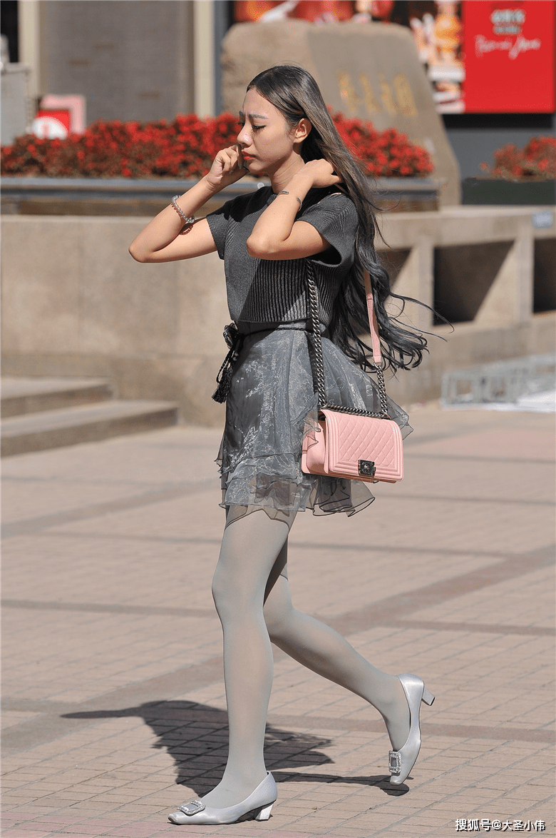 美女街拍:难得一见的灰丝细腿美女,女神雅典娜附体了_风从_两碗饭