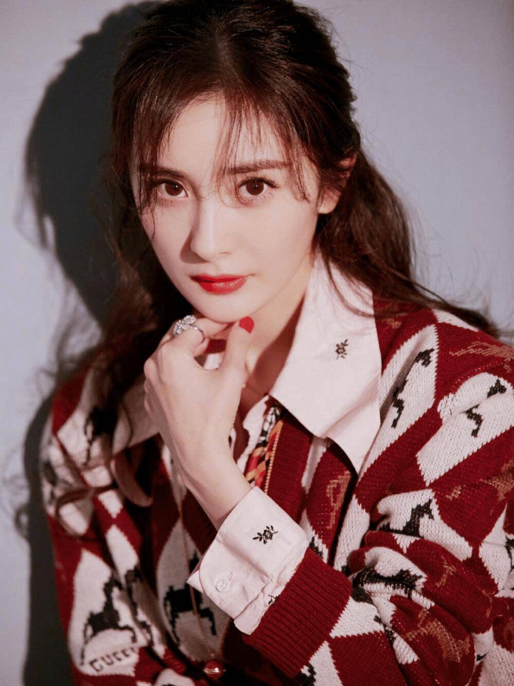 替身的戏份远远大于主角的戏份,磕着碰着一下就需要进医院修养,杨幂却