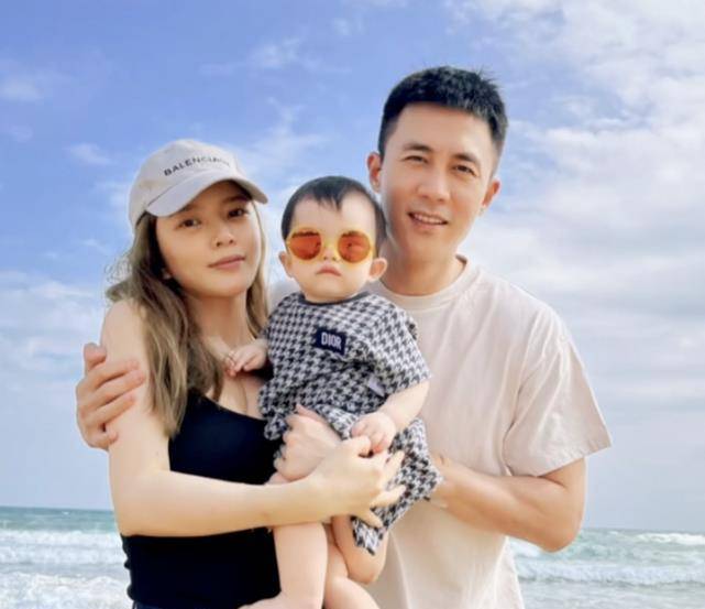 杜淳携妻女旅游看海,蛋饺穿奢侈品牌出镜,显小公主的高冷气质_王灿