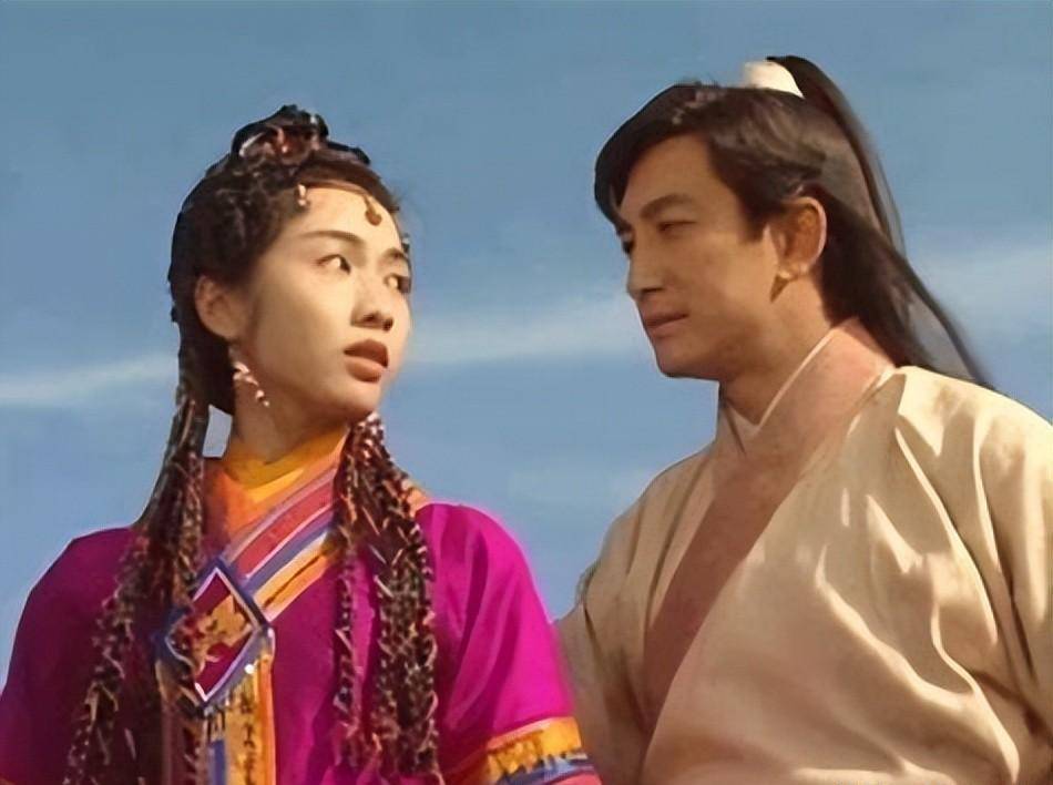 剧中,梨花被张无忌刺破,随雨落泪.美是难以想象的,赵敏一定是那样的.