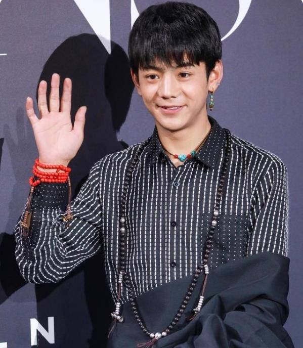 丁真见到了贾玲的妈妈,被质疑炒作,暗讽团队为了钱什么能都炒.