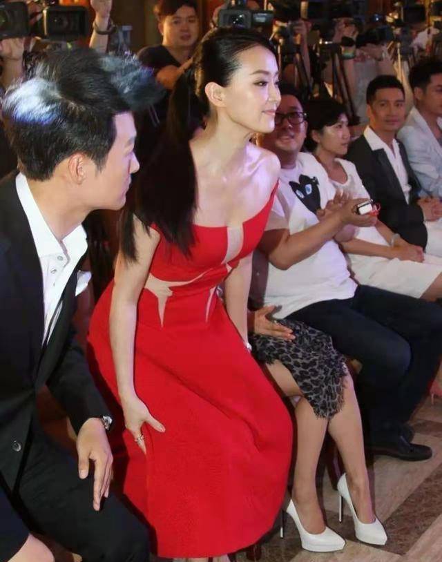 王艳活动旧照被翻出,穿露肩长裙扎马尾辫,造型甜美身形时尚_王燕_娱乐