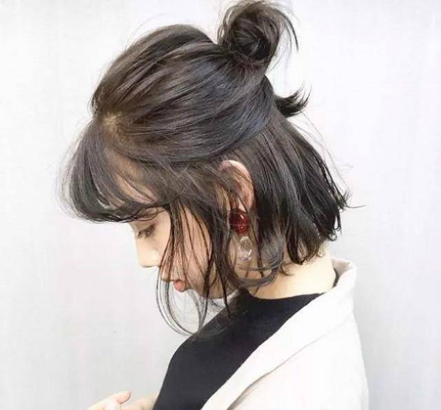 半丸子头的重点要蓬松凌乱,因此,羊毛卷或者韩式卷发可以将这款发型的