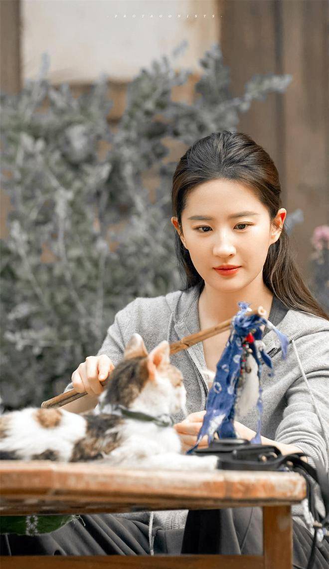 35岁刘亦菲晒脸照,粗大毛孔黑眼圈抢镜,美得自信真真_照片_镜头_微博