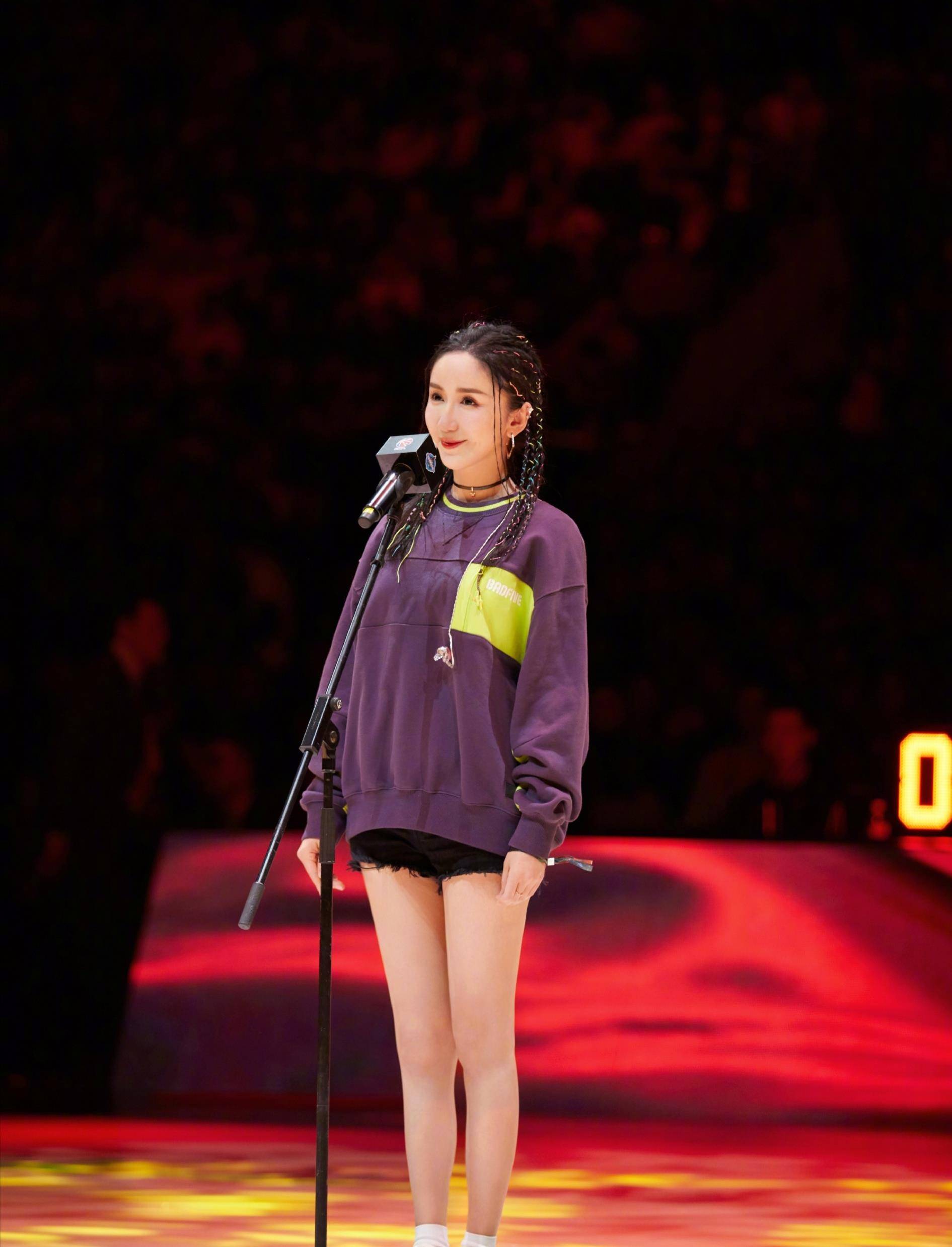 娄艺潇穿白t恤配背带裤,年轻靓丽,扎起双马尾完全不像31岁_少女_身材