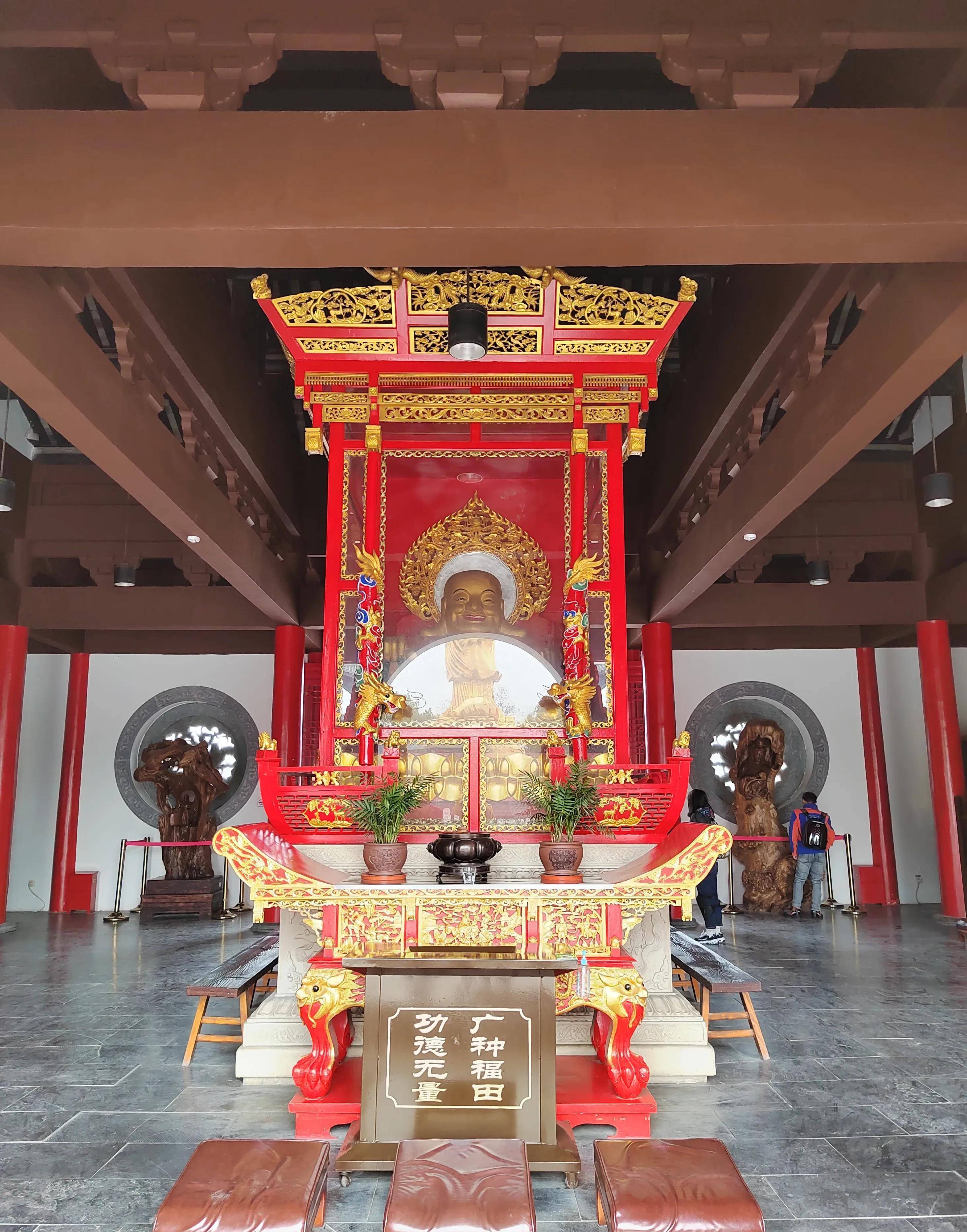 天王殿观音巨像过了普渡桥,就是南广场,以巨型观音菩萨像为中轴,四方