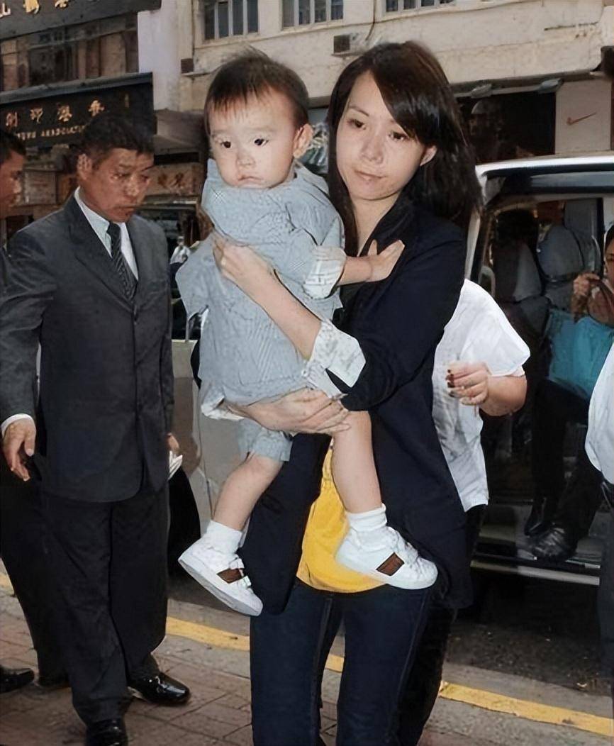 7岁有上亿豪宅,10岁创业,刘銮雄的女儿刘秀桦比刘秀盈幸福太多