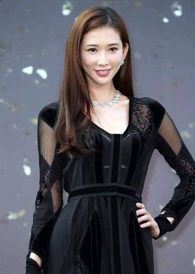 林志玲比昆凌年龄大了20岁,二人合影时,才发现气场不相上下!