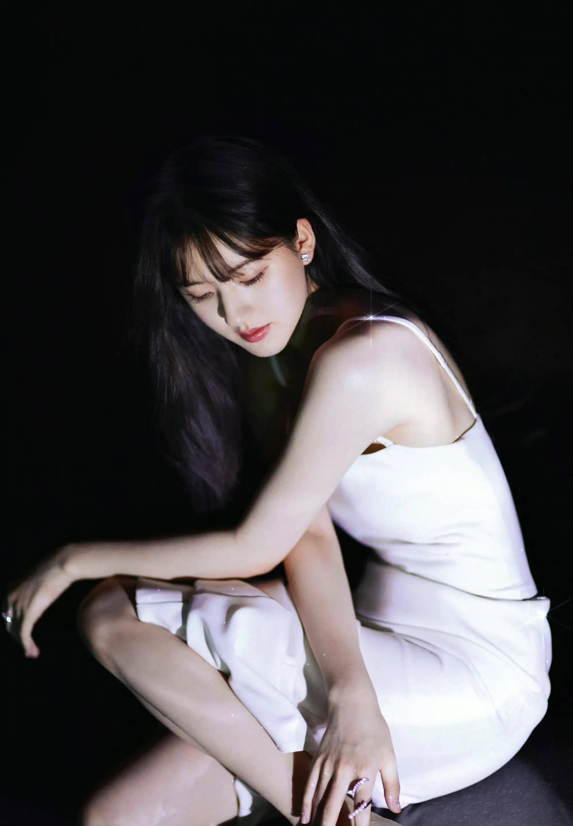 赵露思初春光影写真,一袭白色吊带裙,又纯又欲 - 赵露思复古写真