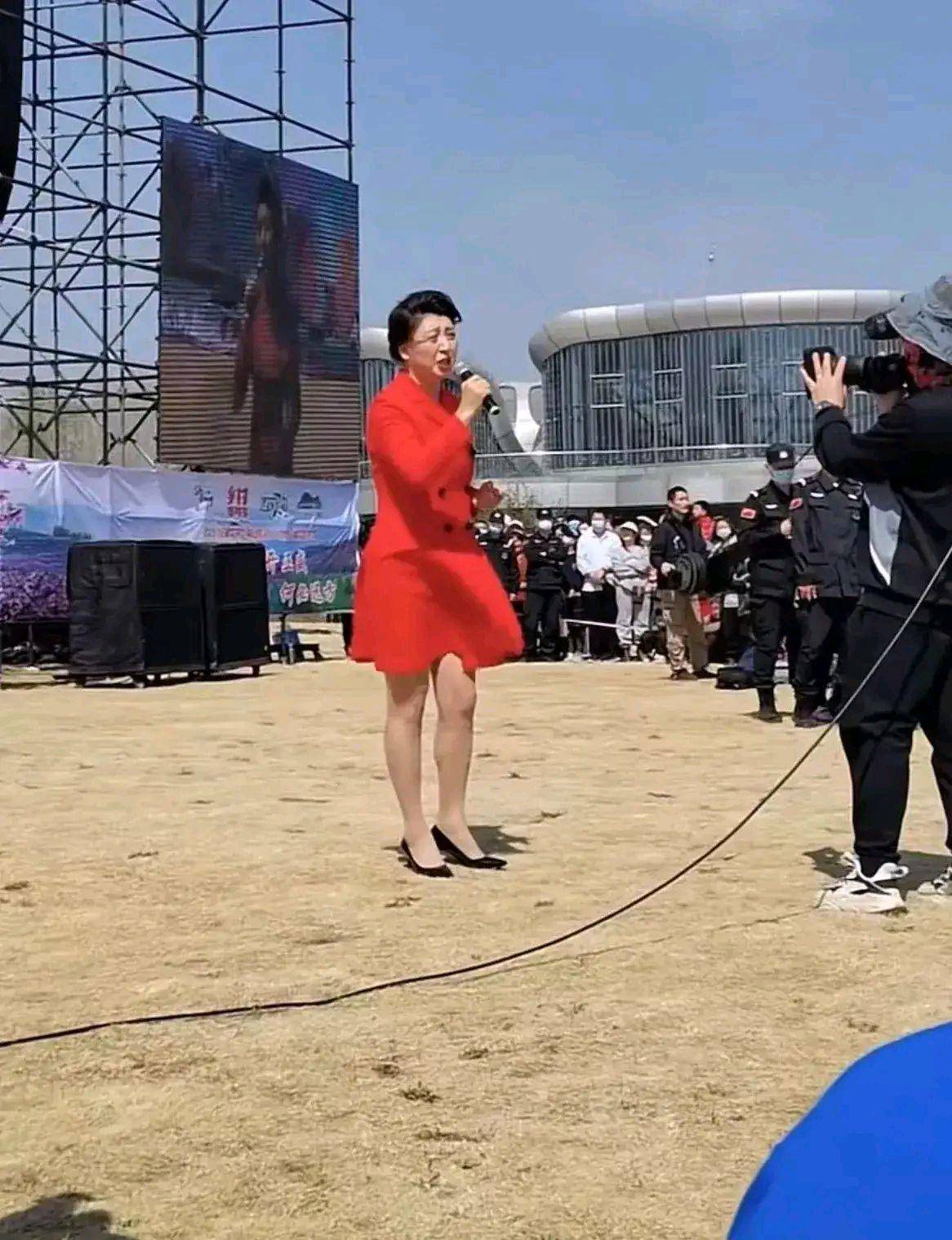 闫学晶参加商演捞金，场地简陋尘土飞扬没有舞台，一首歌才三十万
