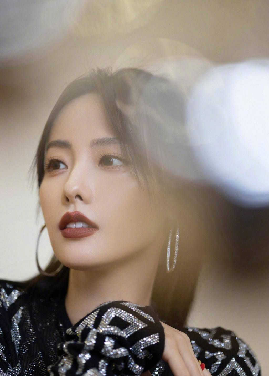 女星张嘉倪分享大片,身穿黑花露脐上装,半透视长裙,气质高冷