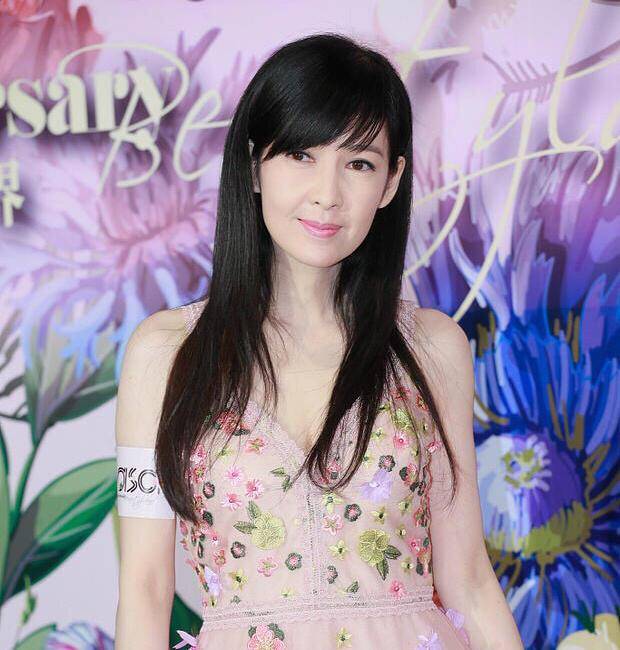 "女神"王祖贤罕见全家照曝光 她天生丽质是遗传了父母的高颜值_周慧敏