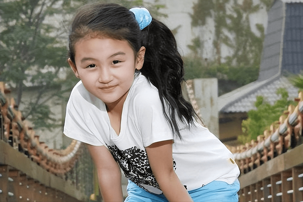 陆子艺:6岁被成龙抱上舞台,后因长残被说到退圈,现状如何?