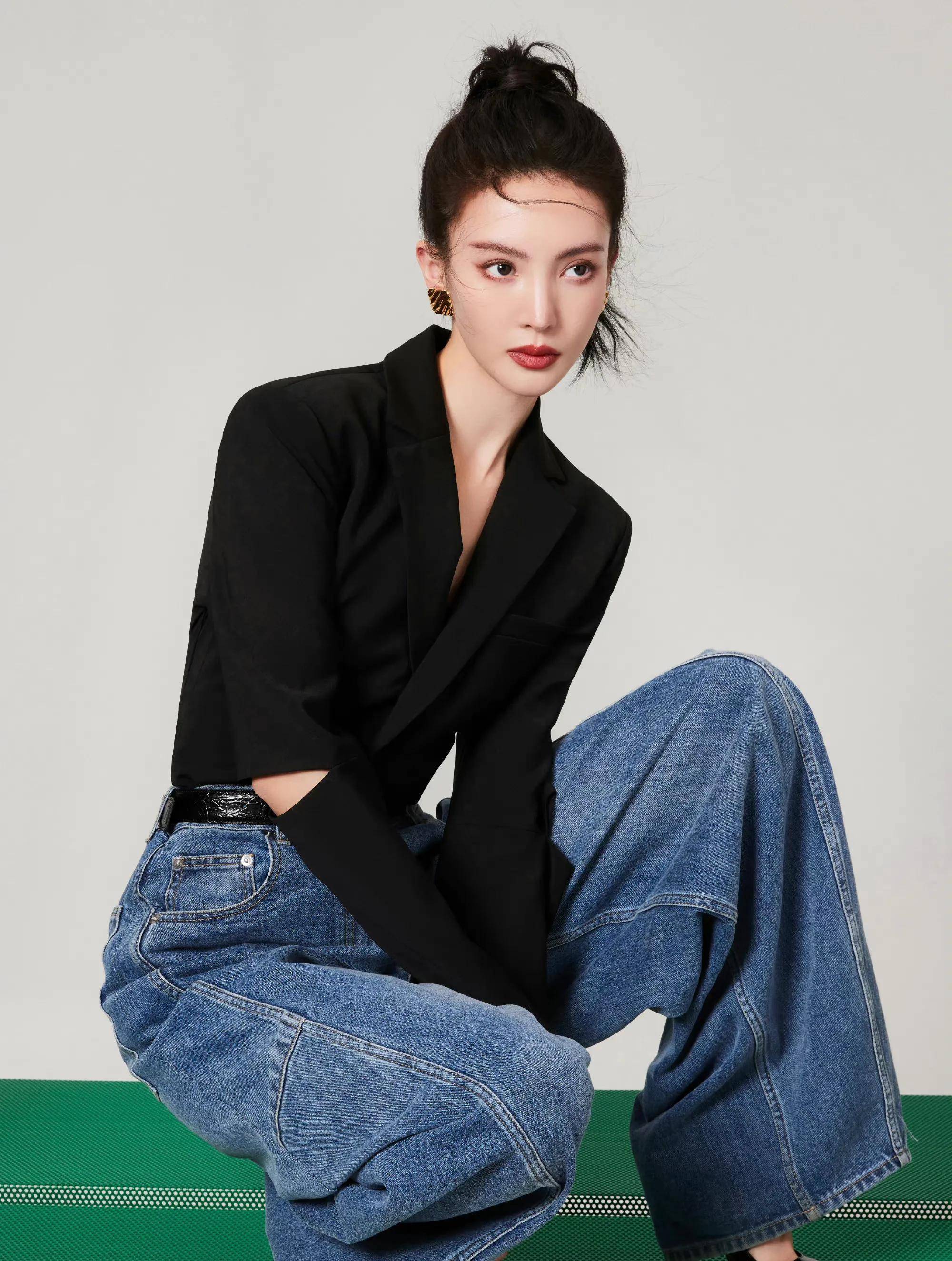 金晨这身黑西装好酷,配牛仔阔腿裤高挑苗条,气场很足!