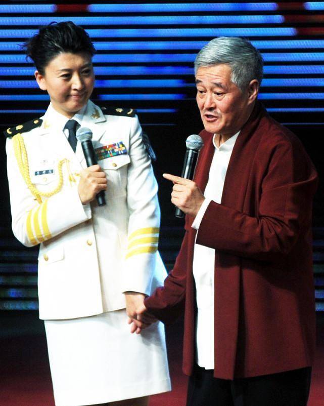 闫学晶参加商演捞金，场地简陋尘土飞扬没有舞台，一首歌才三十万