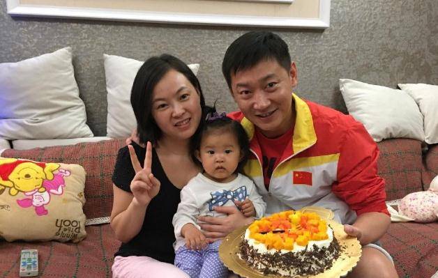 杨俊毅的妻子名叫王在玲,虽说长相普通,远远不及"港姐"陈法蓉,但是她