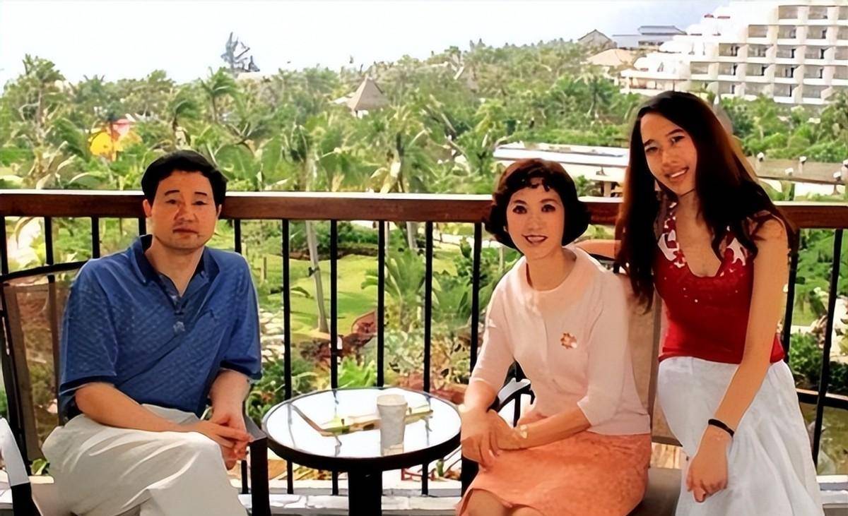 最近晒出了一家人的全家福,已经70岁的龚雪一身经典复古穿搭,美艳动人