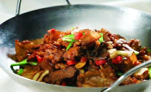 大菜雀巢澳带:原料:鲜墨鱼,鲜虾仁,澳洲带子,熟腰果,芥兰,红椒片,炸网