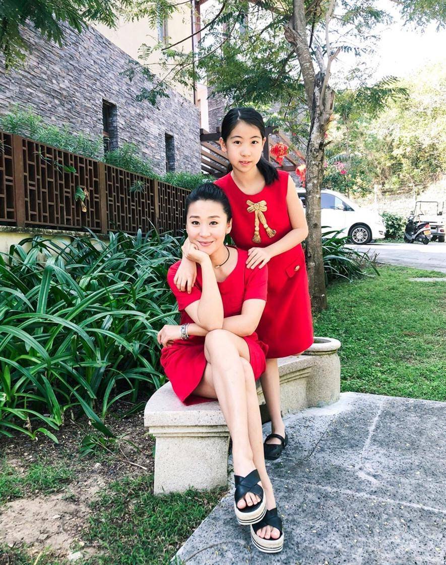 苗圃带着他的丈夫和两个孩子一起出去玩.虽然已经46岁了,但