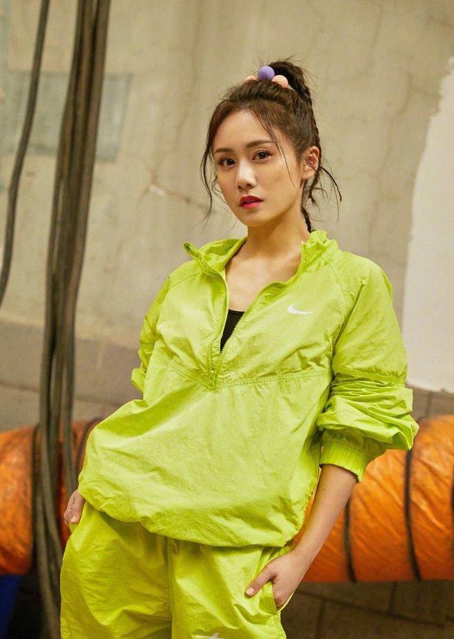 刘芸穿搭太亮眼,绿色宽松针织上衣配同色短裤,简约时尚又有范儿_裙子