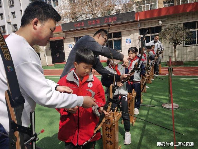 太原市杏花岭区坝陵桥小学开展国防教育之射击射箭进校园活动_教练