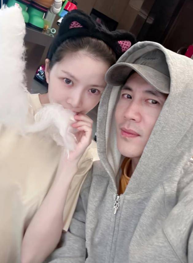 杜淳老婆晒母女合照,因女儿脸部打码引争议,猛夸小蛋饺又白又美_王灿