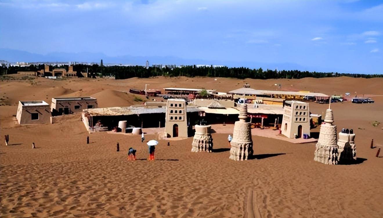 但是,面对如此险恶的环境,这个小小的塔中镇里的人们却一直无惧地生存