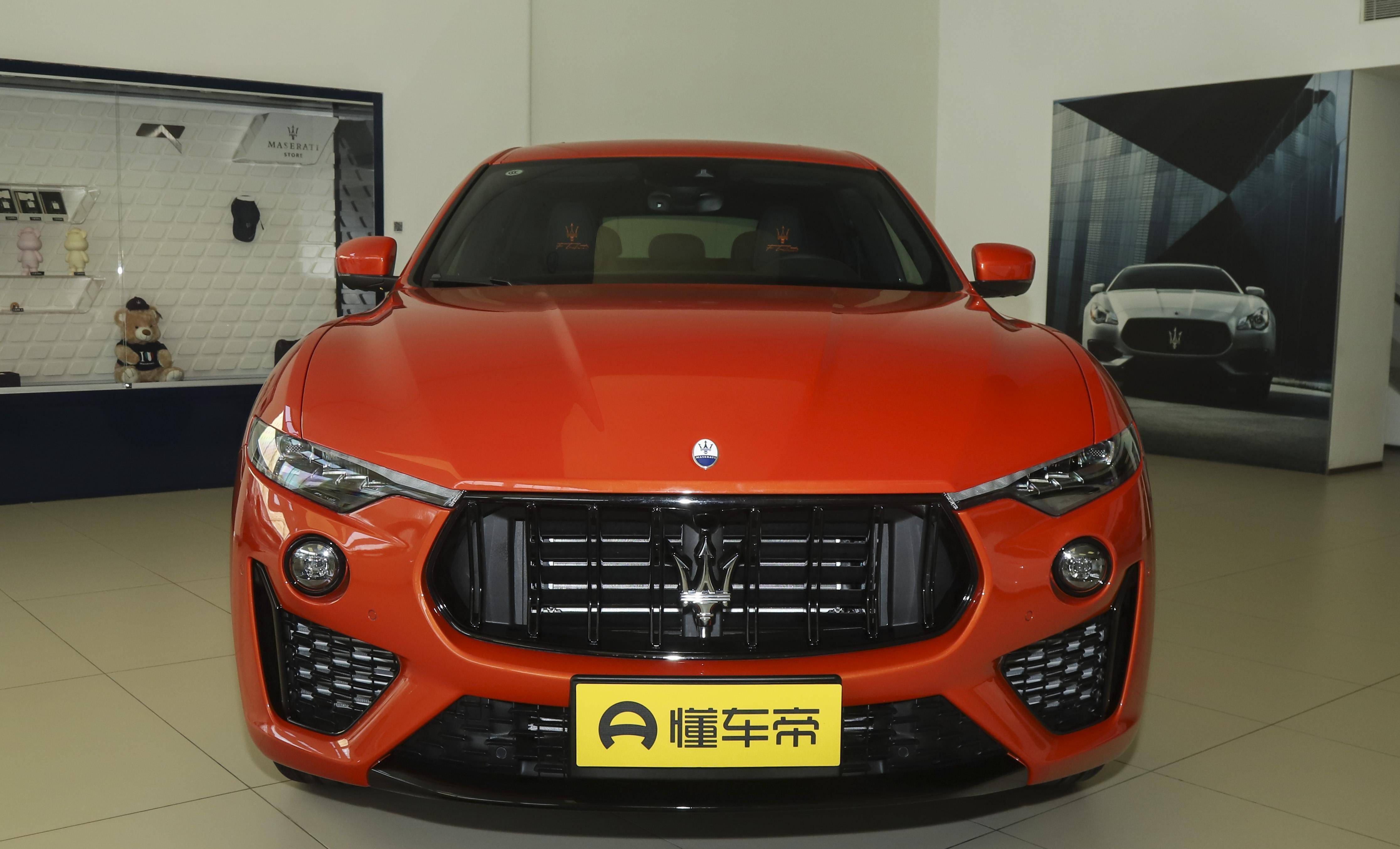 这款玛莎拉蒂levante f tributo采用了专属的魔力橙色车漆,车漆颜色很