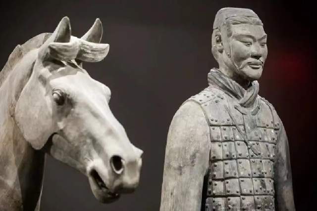 很气，美国男子承认掰断兵马俑手指，却只受到轻微处罚（美国损坏兵马俑事件赔钱）
