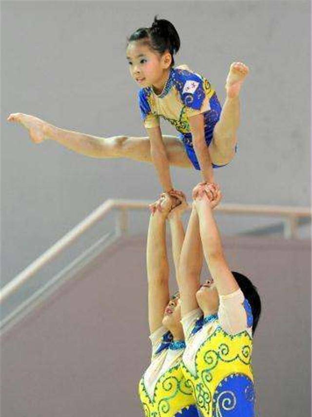 但刘菲运动生涯的顶峰是在1998年,那年她到俄罗斯参加了世界技巧锦标