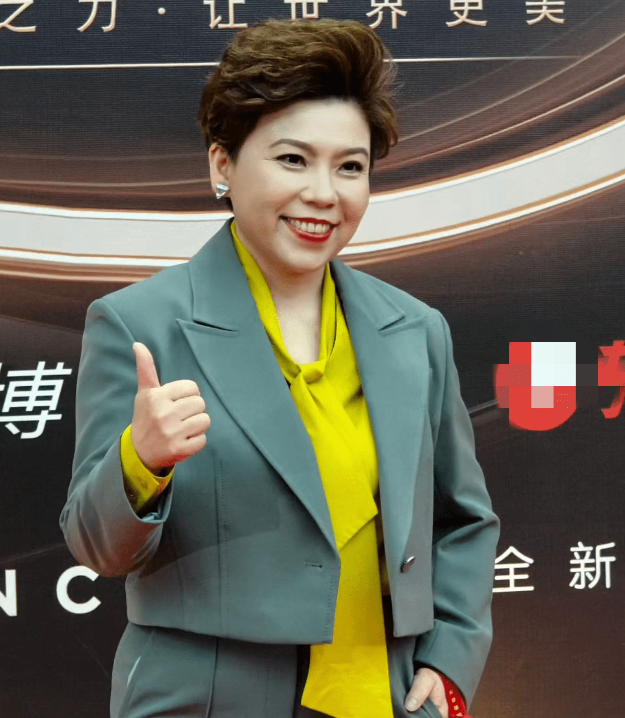 反观邓亚萍,从始至终都是乒乓球界的一股清流,16岁便夺冠,此后又在