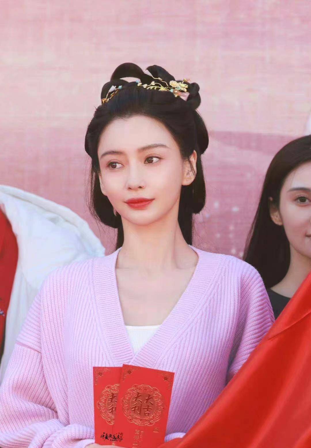 杨颖新剧开机穿搭亮眼,香芋紫上衣搭阔腿裤,梳古装发型好温柔!