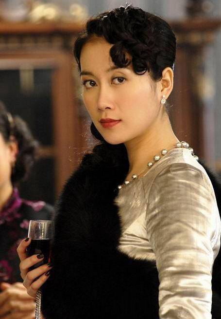 温峥嵘年轻时脸上有着满满的胶原蛋白,面色圆润,虽算不上国色天香,却